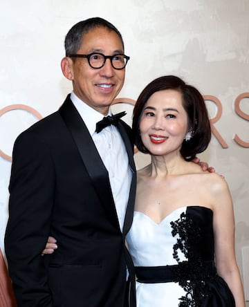 Alfred Cheung y Cindy Yeung posan en la alfombra roja del Dolby Theatre.