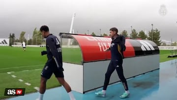 Madrid has been getting an unusual amount of heavy rain the last few days, and Real Madrid players Fede Valverde and Jude Bellingham had this interaction.