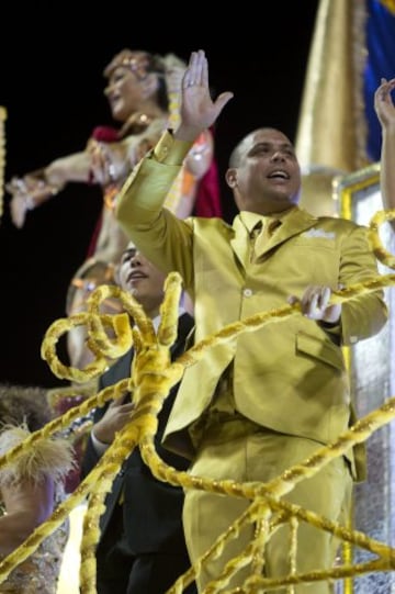 El exfutbolista brasileño Ronaldo Nazario, es homenajeado por la escuela de samba del Grupo Especial Gaviões da Fiel durante el desfile del carnaval de Sao Paulo