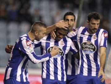 El delantero portugués del Deportivo de La Coruña Iván Cavaleiro (i) celebra su gol, primero del equipo, junto a sus compañeros, durante el partido de la decimoséptima jornada de la Liga de Primera División que Deportivo y Athletic Club 