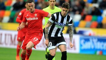 EPA2626. UDINE (ITALIA), 03/04/2018.- El centrocampista argentino del Udinese Rodrigo de Paul (i) y el centrocampista francés de la Fiorentina Jordan Veretout (d) disputan un balón durante un encuentro de La Liga italiana en el estadio Friul