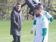160326 Iván Ania mirando a Rubén Álves en el entrenamiento del Córdoba CF