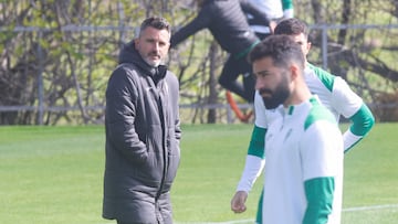 Ania mira a Alves en una sesión de entrenamiento