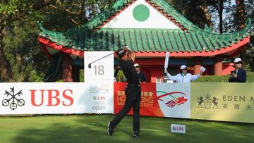 Rafa Cabrera Bello golpea en el hoyo 18 durante la primera jornada del UBS Hong Kong Open.