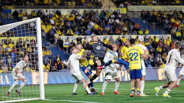 Álvaro Ferllo se gana la titularidad en el Deportivo en diez días