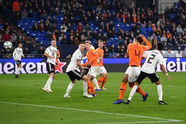 Virgil Van Dijk finds time to console grieving referee