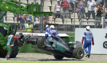 Hamilton perdió el control de su Mercedes, al parecer por un problema de frenos, en la zona del estadio del circuito de Baden-Württemberg, estrellándose contra los neumáticos de protección.