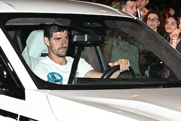 Thibaut Courtois sale del estadio Santiago Bernabéu tras asistir al concierto de Taylor Swift.