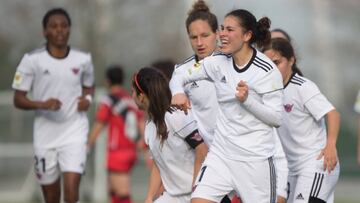 Jéssica Martínez celebra su tanto con el Tacon.