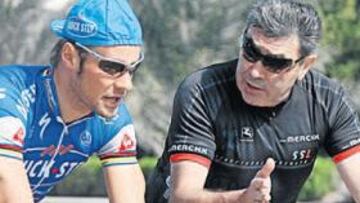 <b>PRESENTE Y PASADO. </b>Los belgas Tom Bonnen y Eddy Merckx pasean juntos ayer en Doha.