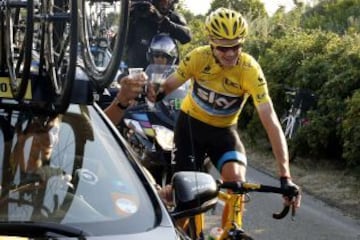 Christopher Froome brinda por su victoria.