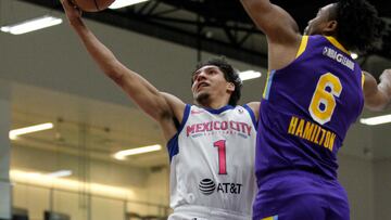 Diego Bernard, de Capitanes CDMX, intenta una canasta frente a los South Bay Lakers en partido final de la temporada regular de la NBA G League 23-24.