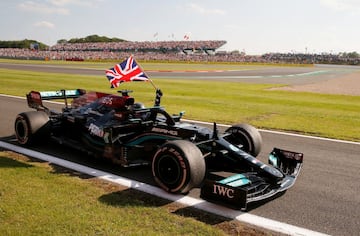 El británico afronta este curso la que será su 16º temporada en el Mundial. Pese a que había rumores de una posible retirada tras perder el título de 2021 en la última vuelta de Abu Dhabi frente a Max Verstappen, Hamilton vuelve más fuerte que nunca para convertirse en el mejor piloto de todos los tiempos. En número de títulos solo Schumacher ha ganado tanto como él (7), pero  nadie consigue igualar a Sir Lewis en el contador de victorias. Con un total de 103, es el piloto que más grandes premios ha conquistado hasta la fecha en el Gran Circo y además, atesora la misma cifra de poles y 182 podios. Seis de sus siete campeonatos han sido de la mano de Mercedes en un dominio absoluto de la era híbrida y solo su primer título, el de 2008, lo consiguió fuera de Brackley. Entonces se encumbró con McLaren, escudería que le permitió debutar en el Mundial. 