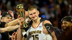 Nikola Jokic, pivot de los Denver Nuggets, recoge el premio como MVP de la Final de la NBA.