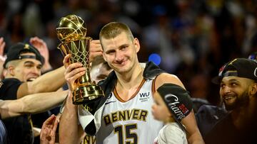 Nikola Jokic recogiendo el premio como mejor jugador de las finales 2023.