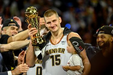 Nikola Jokic recogiendo el premio como mejor jugador de las finales 2023.