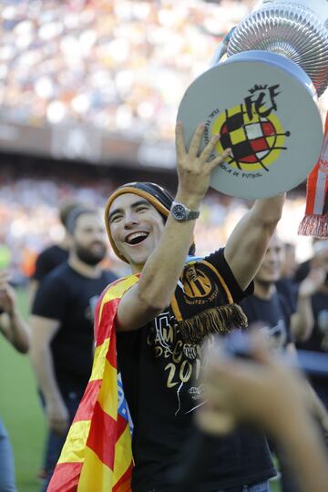 Valencia streets packed as fans celebrate with Copa del Rey winning team