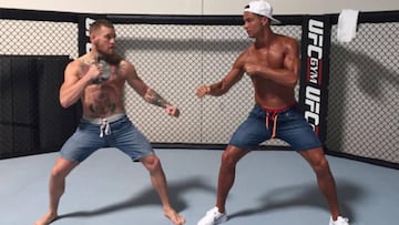 Conor McGregor y Cristiano Ronaldo entrenan en un oct&aacute;gono de MMA.