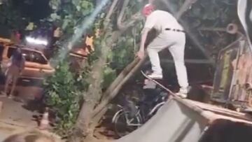 John Textor, propietario de varios clubes de fútbol, patinando en Saquarema (Brasil).