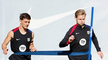 BARCELONA, 19/10/2024.- Los jugadores del FC Barcelona Frenkie de Jong (d) y Gavi participan en el entrenamiento del equipo en la Ciudad Deportiva Joan Gamper en Sant Joan Despí (Barcelona) este sábado. EFE/ Alberto Estévez