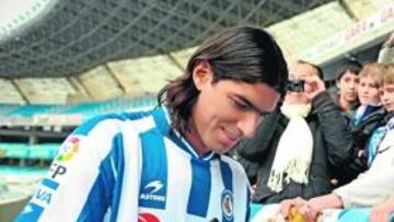 <b>EXPECTACIÓN. </b>Abreu, firmando autógrafos en la presentación.