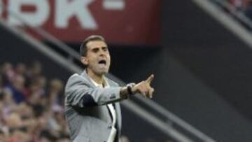 El entrenador del Eibar Gaizka Garitano da instrucciones a sus jugadores durante el partido de la sexta jornada de Liga en Primera Division que Athletic Club y Eibar juegan esta noche en San Mamés.