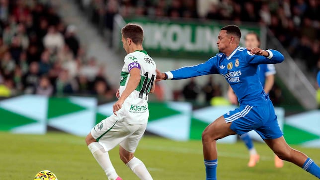 Un oficinista en la banda derecha