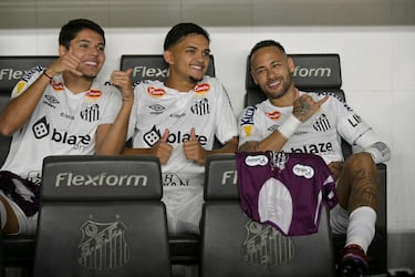 Neymar con sus nuevos compañeros en el banquillo antes del inicio del encuentro.