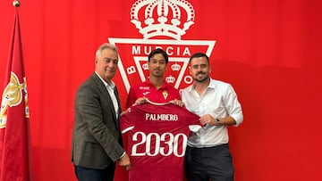 Felipe, junto a Palmberg y su agente.