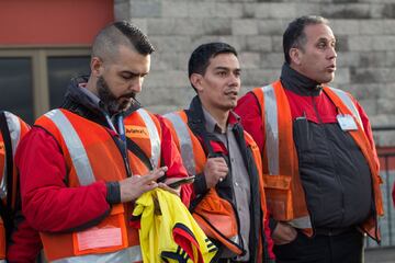 Los trabajadores del aeropuerto militar de Catam también aprovecharon para ver al equipo de Pékerman y algunos tuvieron la oportunidad de tomarse fotos y recibir autógrafos de los futbolistas.