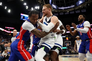 Ronald Holland II de los Detroit Pistons y Donte DiVincenzo de los Timberwolves se enfrentan en el segundo cuarto. Ambos jugadores fueron expulsados ​​del partido en el Target Center.
