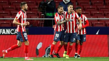 GRAF9300. MADRID, 21/03/2021.- El delantero uruguayo del Atlético de Madrid, Luis Suárez (2d) celebra el primer gol de su equipo ante el Alavés durante el partido de LaLiga que se disputa este domingo en el estadio Wanda Metropolitano