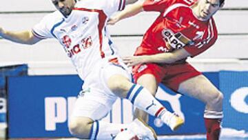 <b>CAYÓ. </b>Kike mete el pie ante Betao, que ayer no marcó.