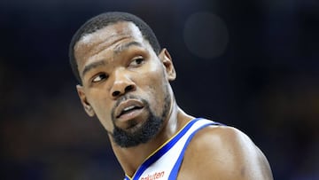 INDIANAPOLIS, INDIANA - JANUARY 28: Kevin Durant #35 of the Golden State Warriors watches the action against the Indiana Pacers at Bankers Life Fieldhouse on January 28, 2019 in Indianapolis, Indiana.   Andy Lyons/Getty Images/AFP
 == FOR NEWSPAPERS, INTERNET, TELCOS &amp; TELEVISION USE ONLY ==