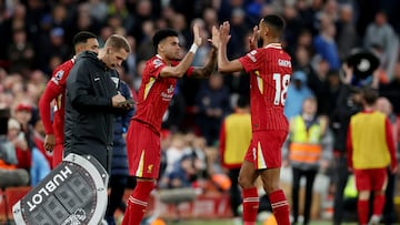 Arne Slot reconoce la “dura competencia” entre Díaz y Gakpo