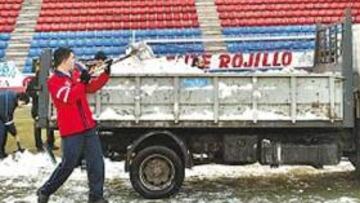 <b>OK AL CÉSPED. </b>El árbitro comprobó el estado del césped de Los Pajaritos. También lo hizo Redondo, que metió la llave del coche.