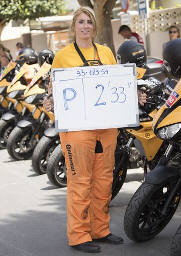 Marian Jalle es de Logroño y a sus 45 años se encuentra en su octava Vuelta, en la que los protagonistas están muy pendientes de su función. Va en la moto con la pizarra de tiempos que facilita las diferencias a los fugados: A veces te hacen bromas y otr