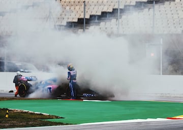 El monoplaza del piloto español se ha roto durante los test realizados esta mañana en el circuito de Montmeló. Han tenido que salir los comisarios con los extintores.