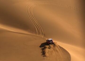 Cyril Despres y su copiloto David Castera durante el Silkway Rally en el desierto del Gobi.