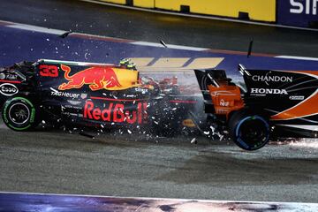 El Mclaren de Alonso se levanta tras el toque con el Verstappen y Raikkonen