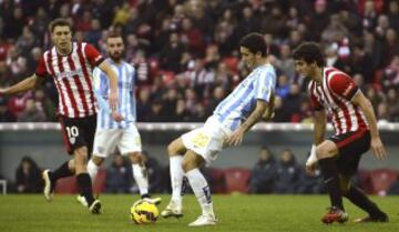 Óscar de Marcos presiona al centrocampista del Málaga Luis Alberto Romero.