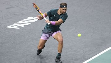 Rafa Nadal devuelve una bola durante su partido ante Feliciano López en el Rolex Paris Masters, el Masters 1000 de París.