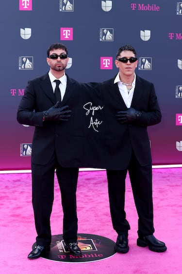 Justin Quiles y Lenny Tavárez posan en la alfombra roja de los premios 'Lo Nuestro'.