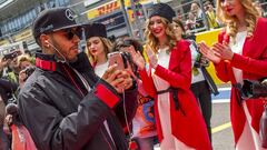 Lewis Hamilton no se inmuta ni por las gird girls rusas. 