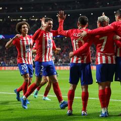 MADRID, 07/11/2023.- El delantero francés del Atlético de Madrid, Antoine Griezmann, celebra con sus compañeros el tercer gol del equipo rojiblanco durante el encuentro correspondiente a la fase de grupos de la Liga de Campeones que disputan hoy martes frente al Celtic en el estadio Metropolitano, en Madrid. EFE / Kiko Huesca.
