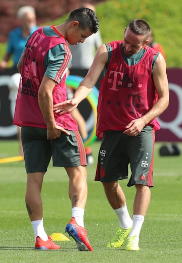 ENERO: James entrena en Doha para la segunda parte de la temporada 2018/19 con Bayern Múnich. Está acompañado de Ribéry, otro de los jugadores que abandonó el club al final de la campaña. 