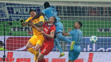 El momento del choque entre el portero Kevin Müller e Ibrahima Sissoko, del Bochum.