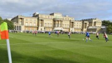 CELEBRACI&Oacute;N. Ayer se cumplieron 150 a&ntilde;os de la invenci&oacute;n del f&uacute;tbol, el deporte que suma m&aacute;s adeptos en el mundo. En la imagen, el partido que disputaron el pasado 7 de octubre en los jardines de Buckingham dos de los equipos amateurs m&aacute;s antiguos de Inglaterra.