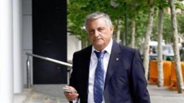 <b>GESTIONES. </b>AS pilló a Ricardo Martínez en las inmediaciones del Santiago Bernabéu.