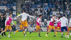 AME1445. MONTERREY (MÉXICO), 02/12/2023.- Jugadores de San Luis festejan el pase a la semifinal después de vencer a Rayados hoy, durante el partido de vuelta correspondiente a cuartos de final del Torneo apertura 2023 en el estadio BBVA de la ciudad de Monterrey (México). EFE/Miguel Sierra
